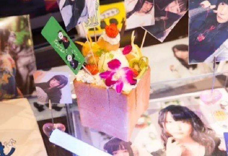 推しグッズ、ケーキ、写真を使って祭壇を作ろう!