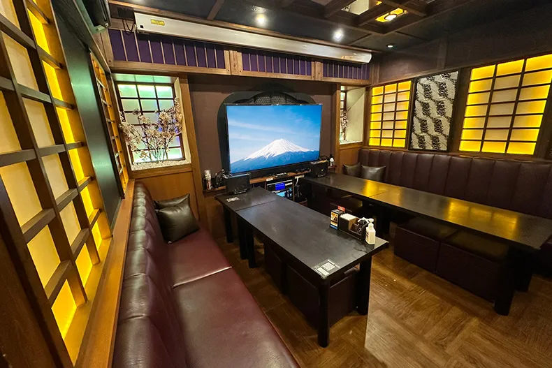 55インチ以上の大画面のあるお部屋へご案内 カラオケパセラ 秋葉原昭和通り店 和風宴会ルーム